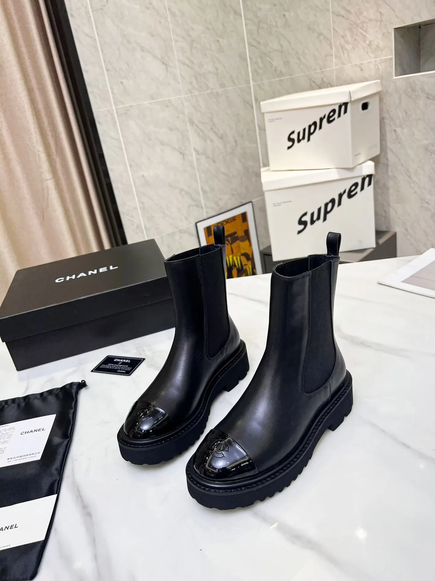 👟👟Ex-factory price 560👟👟 Autumn and winter new Chanel Chanel ankle boots original model opening✅ Elastic design on both sides, super easy to put on and take off, toe logo electro-embroidered Fabric: cowhide🐂 Lining/foot pads: cowhide Foam outsole Color: black, white Size: 34-41 (34, 41 need to be customized) Packing: cloth bag card